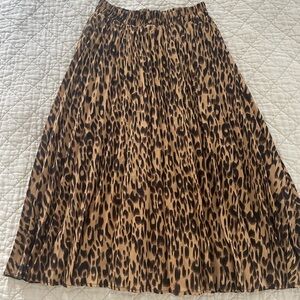 High waist pleated leopard skirt.